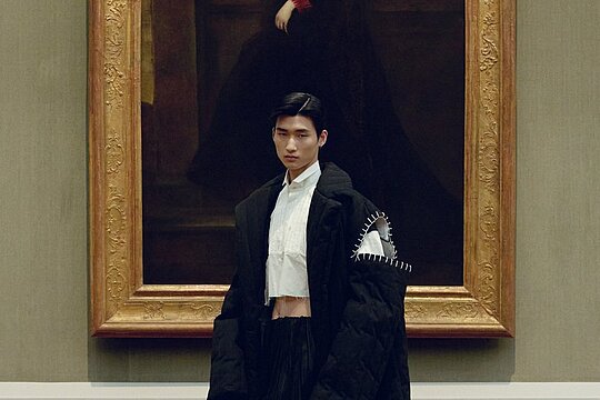 Fotoshooting für die Zeitschrift ACHTUNG anlässlich des BERLINER SALONS in der Gemäldegalerie 2025, Entwurf Alexander Gigl, mit Gemälde von Anton van Dyck Foto: Ralph Mecke 