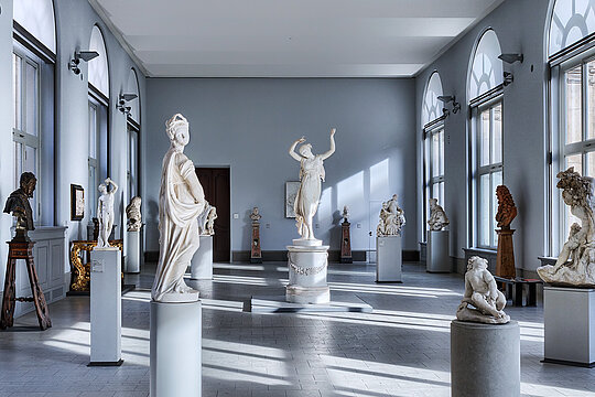 Ansicht der Sammlungspräsentation mit der „Tänzerin“ von Antonio Canova © Staatliche Museen zu Berlin, Bode-Museum / Wolfgang Gülcker 