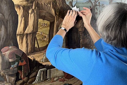 Chefrestauratorin Babette Hartwieg bei der Firnisabnahme: Vittore Carpaccio, Die Grabbereitung Christi © Staatliche Museen zu Berlin 