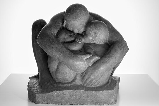 Käthe Kollwitz, Mutter mit zwei Kindern, Gips, 1932-1936 © Käthe-Kollwitz-Museum Berlin, Foto: Lorenz Kienzle und Ronka Oberhammer
