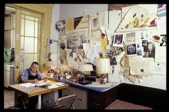 Louise Bourgeois in ihrer New Yorker Wohnung, 2000 Foto: © Jean-François Jaussaud; © The Easton Foundation / Licensed by VAGA at Artists Rights Society (ARS), New York


