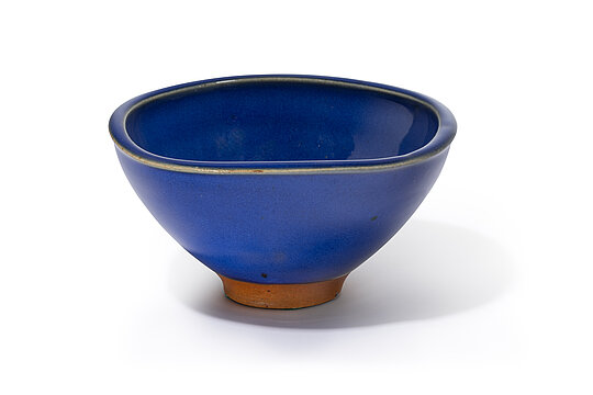 Lavendelblau eingefärbte, feinblasige Chün yao – Glasur (auf Steinzeug) Nils Thorsson für Kgl. Kopenhagen 1950/55 (18,5 x 18,5 cm) Sammlung Marion und Jörg Schwandt
Foto: © Stephan Klonk, Berlin