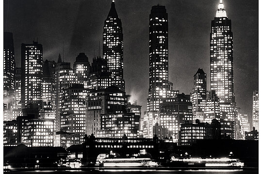 Andreas Feininger, Downtown Manhattan in the evening, New York, 1940, Andreas Feininger Archiv c/o Zeppelin Museum Friedrichshafen